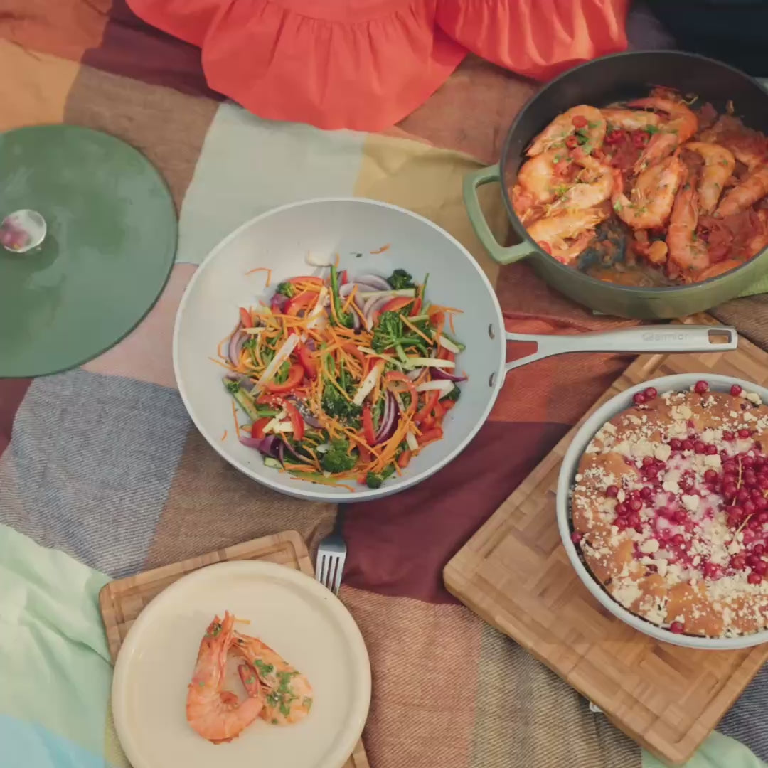 Wczytaj wideo: Nieprzywierająca ceramiczna patelnia wok Zen Ø 28 cm – niebieska