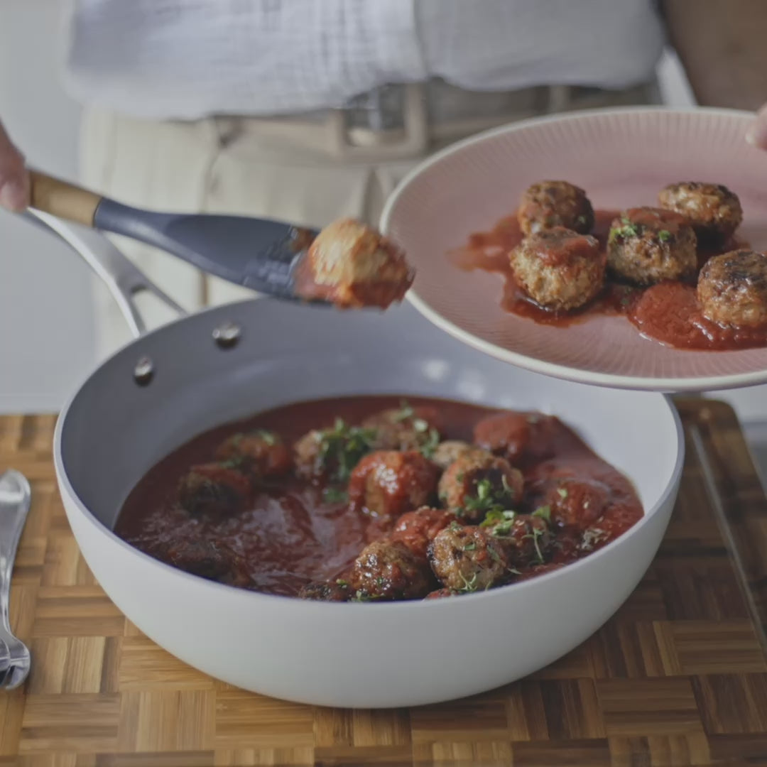 Wczytaj wideo: Nieprzywierająca ceramiczna patelnia Wok Vital Ø 30 cm - kremowo biała