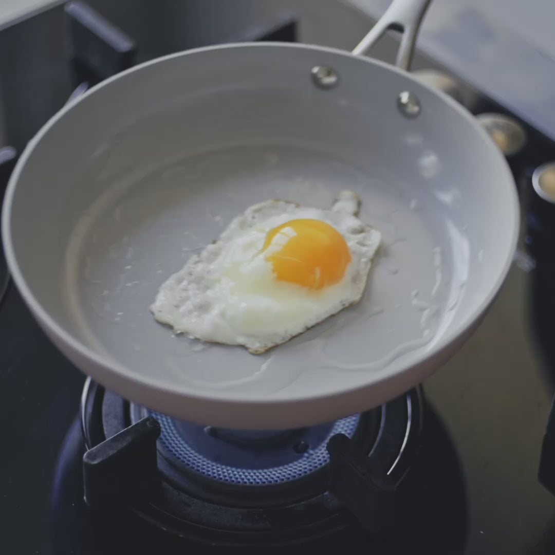 Wczytaj wideo: Nieprzywierająca ceramiczna patelnia Vital Ø 30 cm - różowa