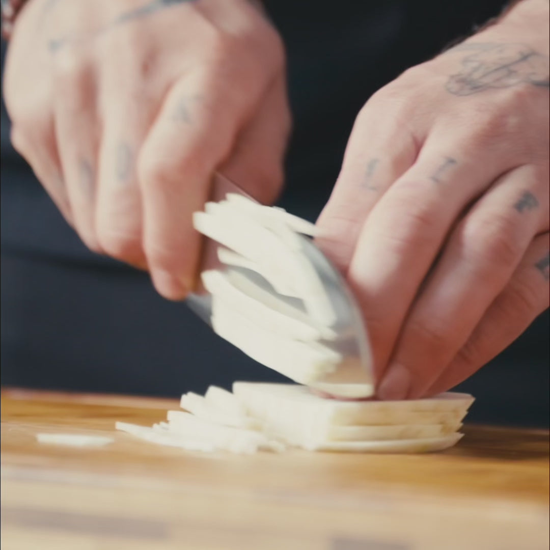 Wczytaj wideo: Nóż Santoku ze stali niemieckiej 18 cm