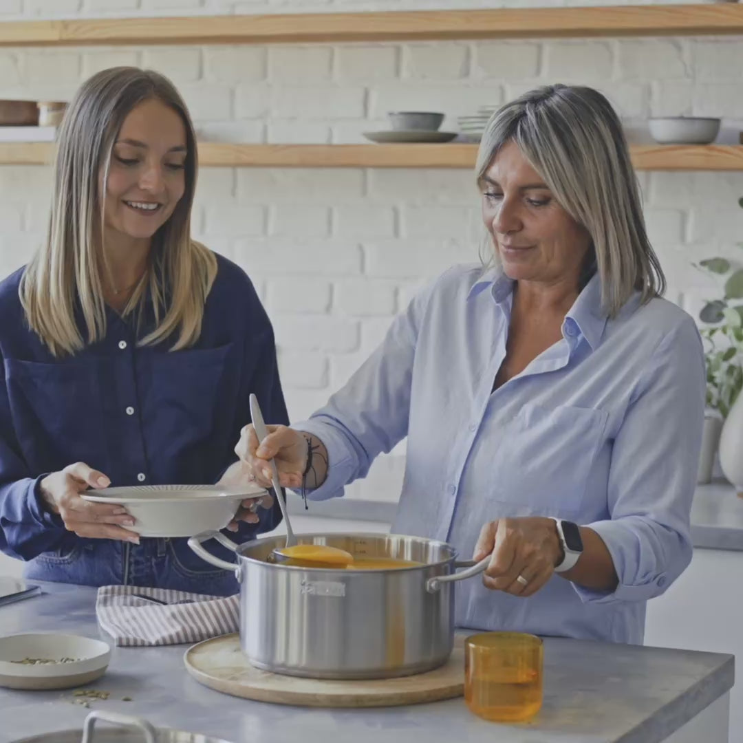 Wczytaj wideo: Trójwarstwowy garnek ze stali nierdzewnej Tria Plus Ø 20 cm (2.5L)